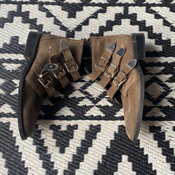 Beautiful and chic real suede booties. - Picture 2 of 6